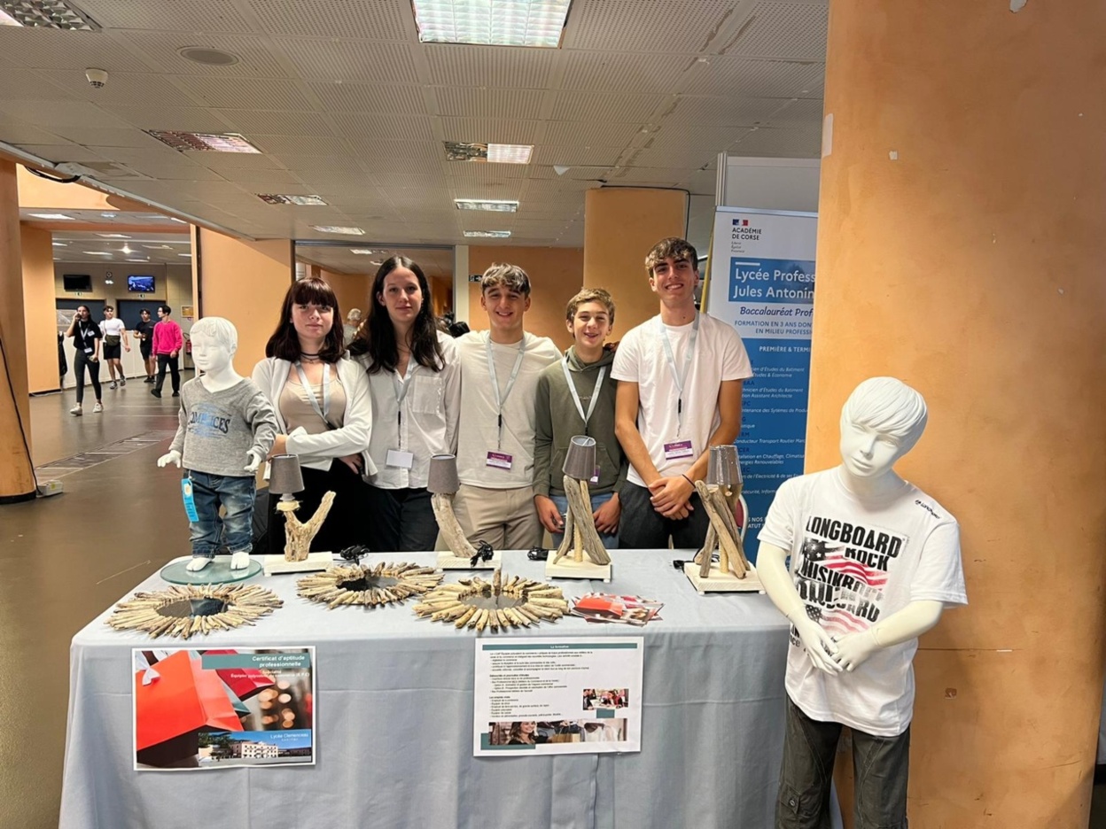 Salon de l'orientation sur Ajaccio avec les classes de 3° Salon de l'orientation sur Ajaccio avec les classes de 3°