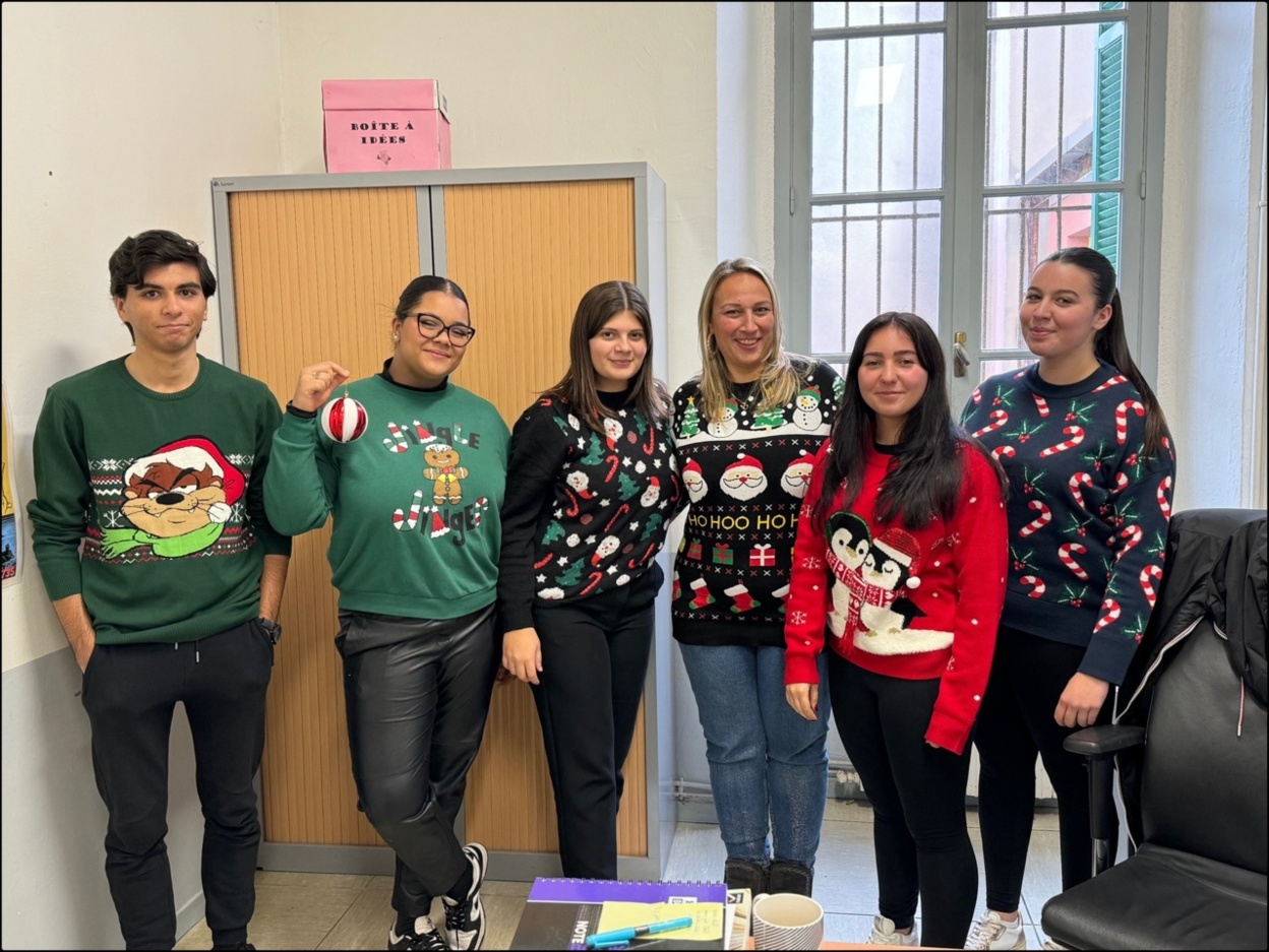 Journée du pull "moche" de Noël organisée par les élèves du CVL Journée du pull "moche" de Noël organisée par les élèves du CVL
