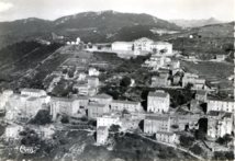 Vue aérienne de Sartène (années 50). ©Fonds Combier Musée Nicéphore Niépce Chalon sur Saône Vue aérienne de Sartène (années 50). ©Fonds Combier Musée Nicéphore Niépce Chalon sur Saône