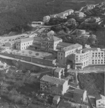 Photographie aérienne du lycée G. Clemenceau au début des années 80. Archives lycée de Sartène