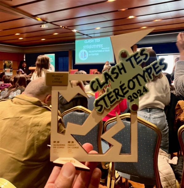 PRIX DU MEILLEUR CLIP VIDEO CONCOURS "CLASH TES STEREOTYPES" PRIX DU MEILLEUR CLIP VIDEO CONCOURS "CLASH TES STEREOTYPES"