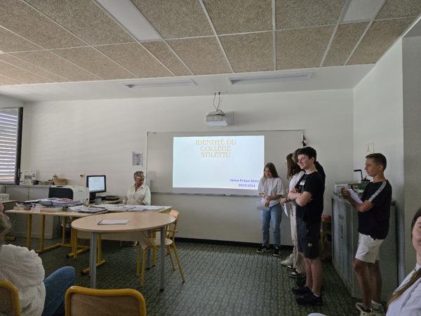 Sunnià è fa ne realità : Les élèves de 3°3 dévoilent le nouveau symbole d’identité du Collège Stilettu. Sunnià è fa ne realità : Les élèves de 3°3 dévoilent le nouveau symbole d’identité du Collège Stilettu.