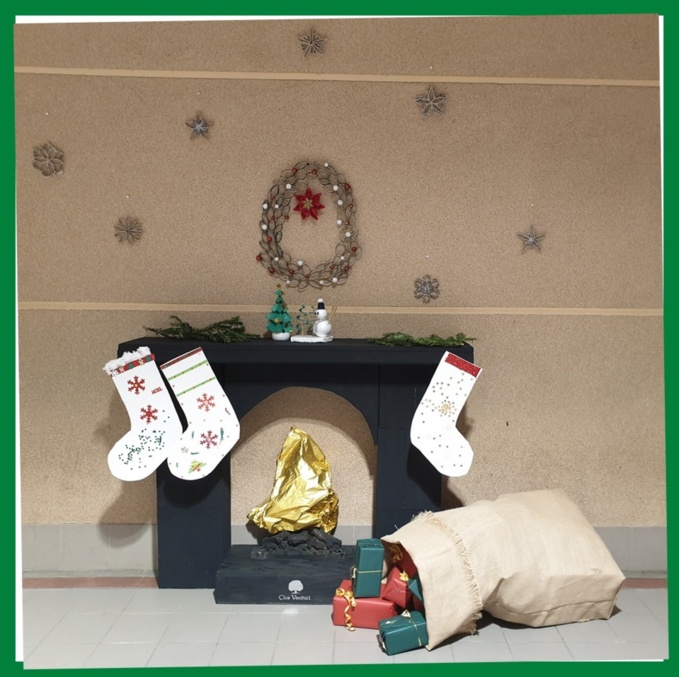 Sapin de Noël offert par le FSE et décorations réalisées par l'atelier La Nouvelle Vie des Objets