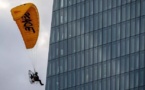 Des militants Greenpeace se posent en paramoteur sur la Banque centrale européenne à Francfort
