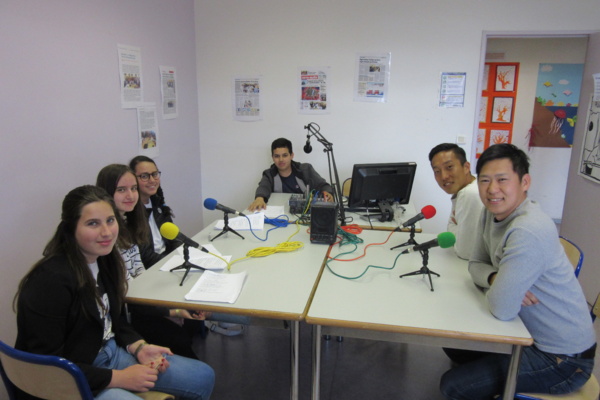 Les élèves de la webradio interrogent M. Sawai et M. Niimoto