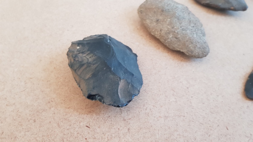 Biface en obsidienne au premier plan (Pièce d’Ethiopie – Afrique de l’Est) Biface en obsidienne au premier plan (Pièce d’Ethiopie – Afrique de l’Est)