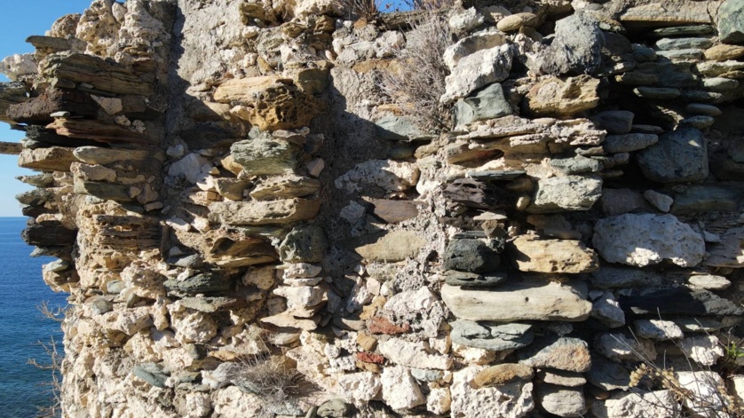 Face Ouest (côté mer), érosion des mâchicoulis. Face Ouest (côté mer), érosion des mâchicoulis.